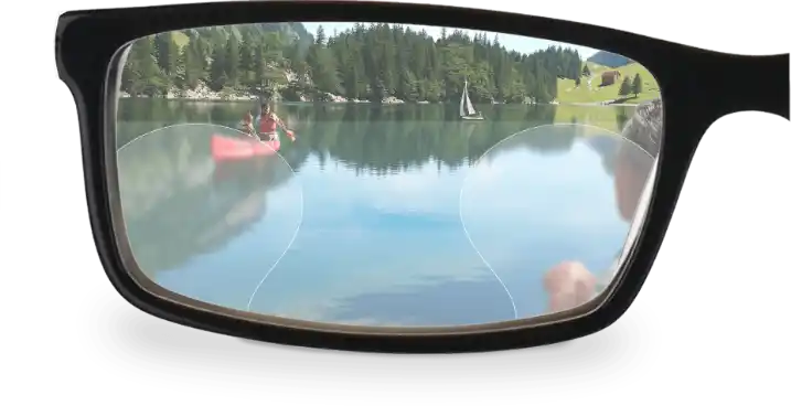 Schwarze Brille mit Spiegelung eines Badesees in den Gläsern