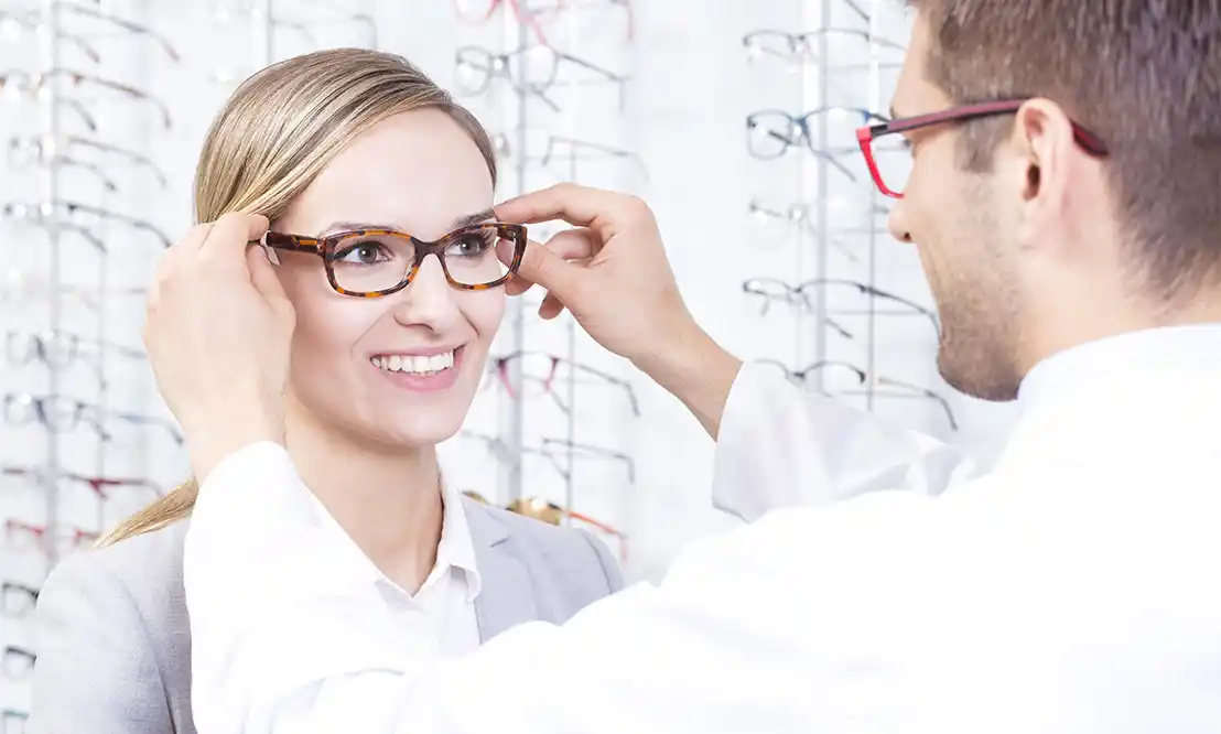 Brillenregale im Verkaufsraum eines Optikers mit großer Auswahl