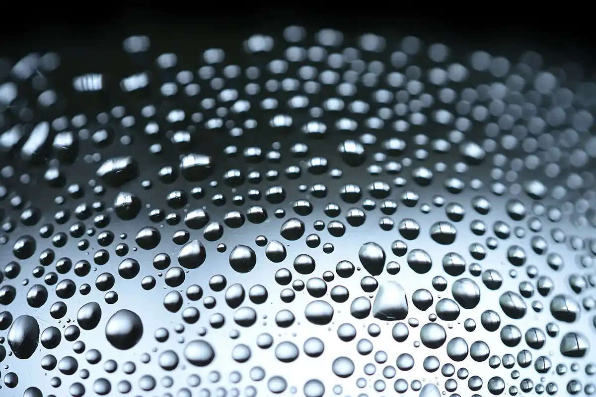 Wassertropfen in Detailansicht mit transparenter Struktur auf dunklem Hintergrund