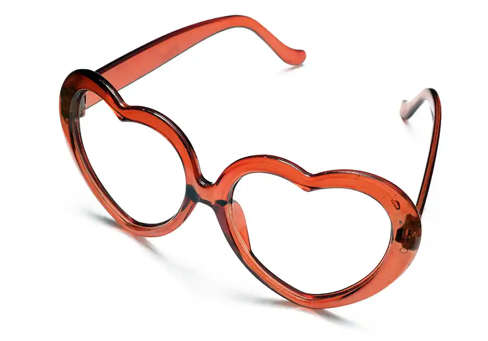 Herzförmige rote Brille in Nahaufnahme
