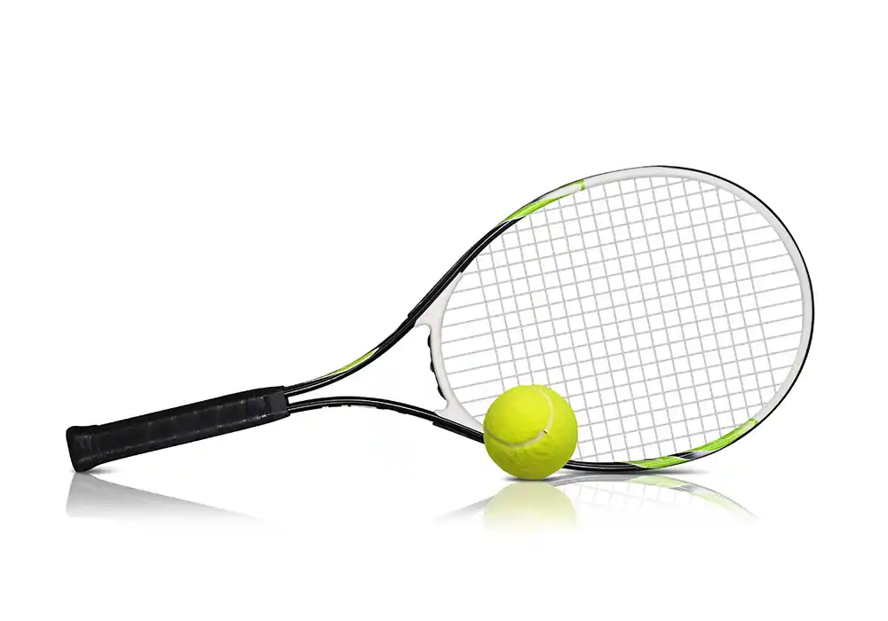 Tennisball im Vordergrund vor einem Tennisschläger